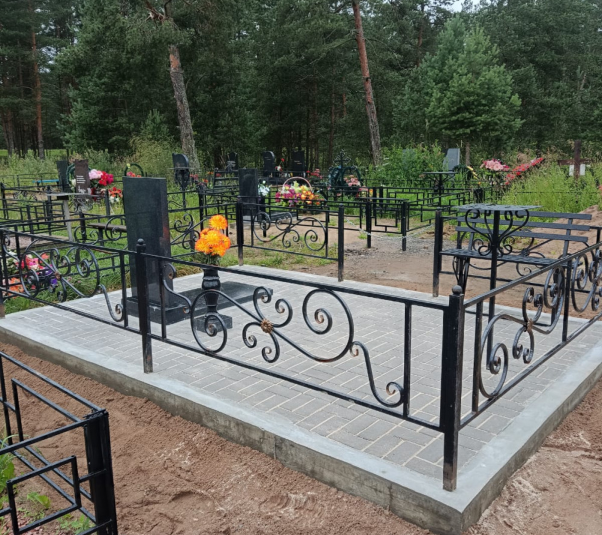 izgotovlenie-i-ustanovka-pamyatnika-na-mogilu